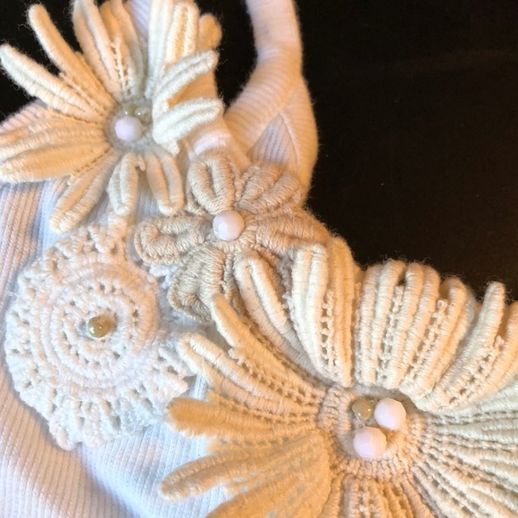 Off-white ribbed tank w/ lace flower appliques - Picture 4 of 8
